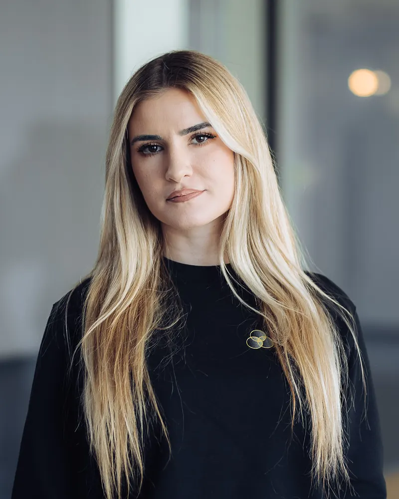 Laura Schneider, Kundenberaterin