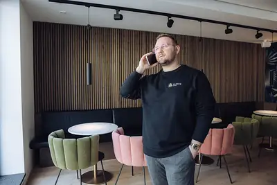 Am Telefon: Foto aus dem AURYS-Team
