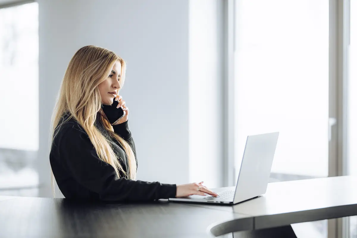 Kundenberaterin im Telefonat mit einem Betrieb