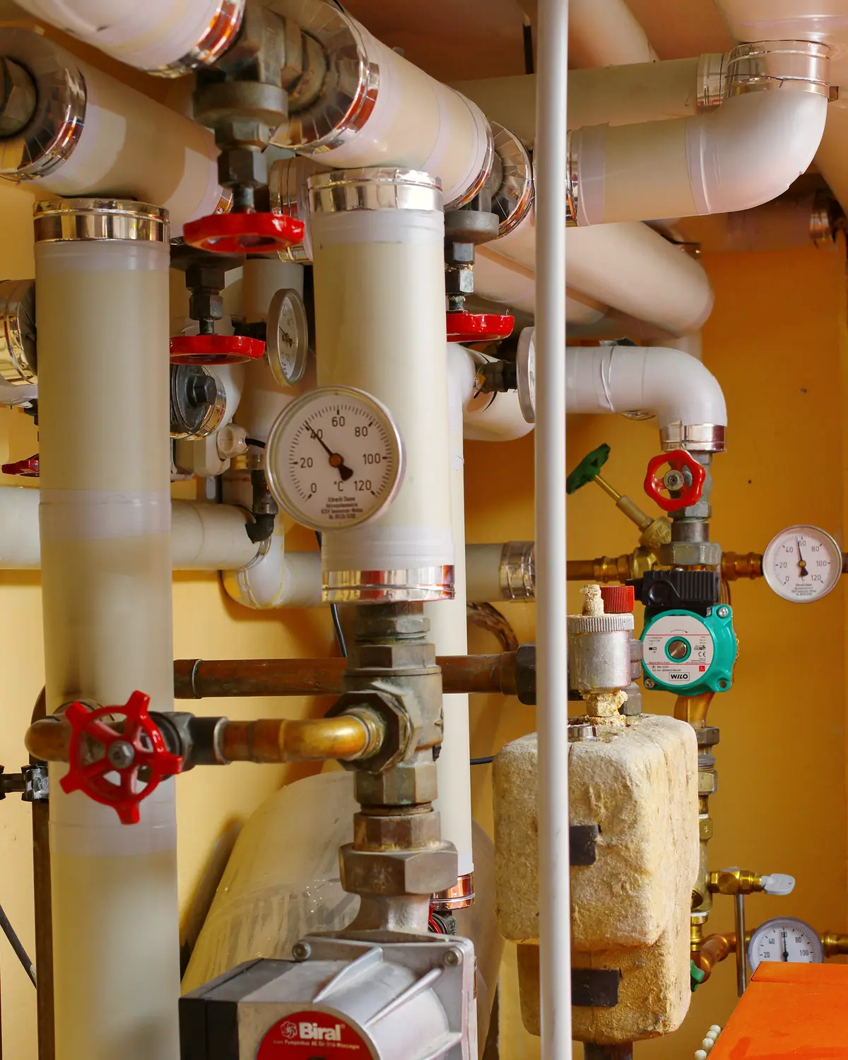 Heizraum mit Manometer, Pumpe und Rohrleitungen