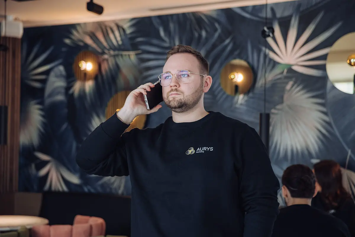 Tim Wöhler am Telefon im Büro