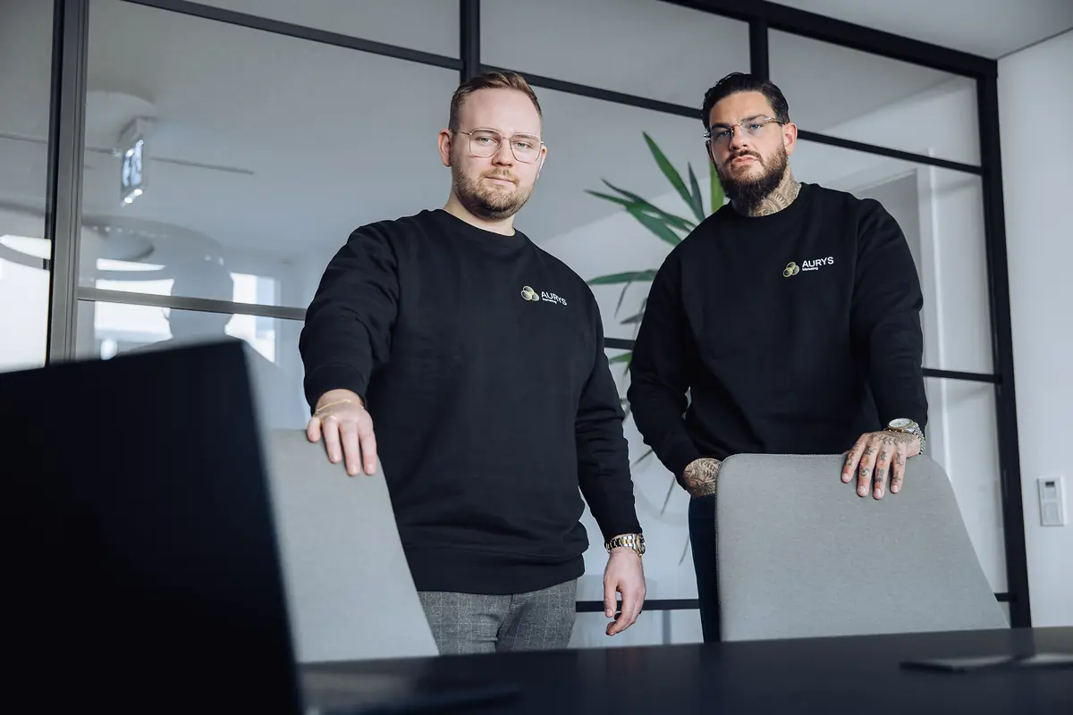 Tim Wöhler und Sandro Heine im Büro